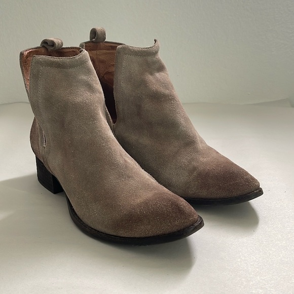 Jeffrey Campbell Muskrat Cut Out Suede Taupe Brown Ankle Boots Women's Size 9 - Picture 1 of 8